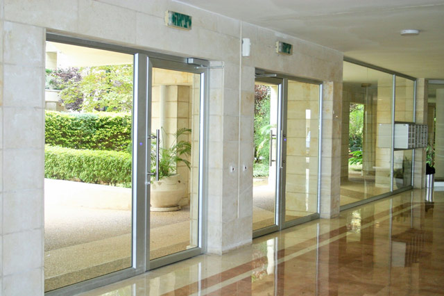 דלתות אלומיניום בבניינים עם כניסה משותפת