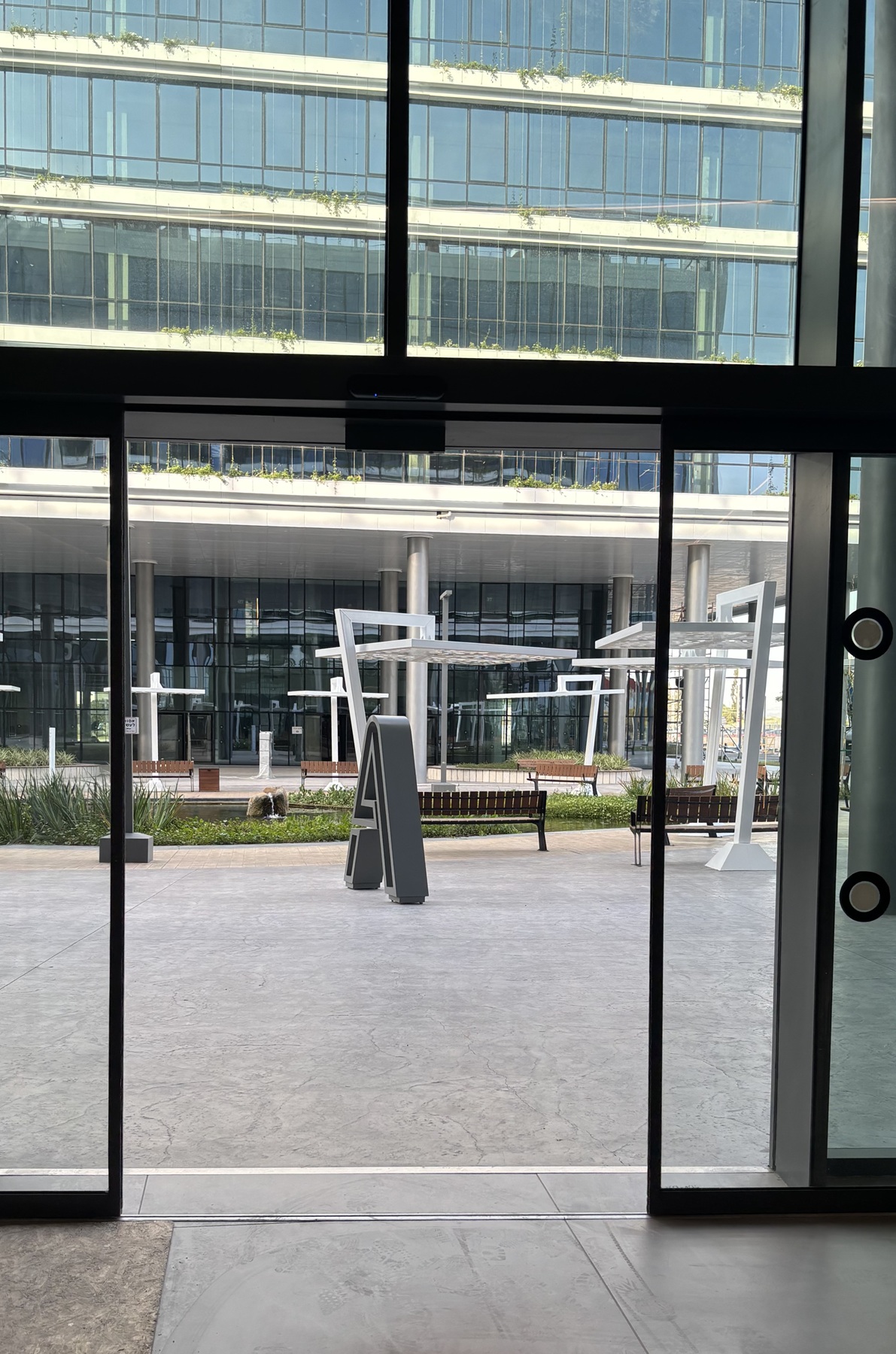 דלת הזזה אוטומטית