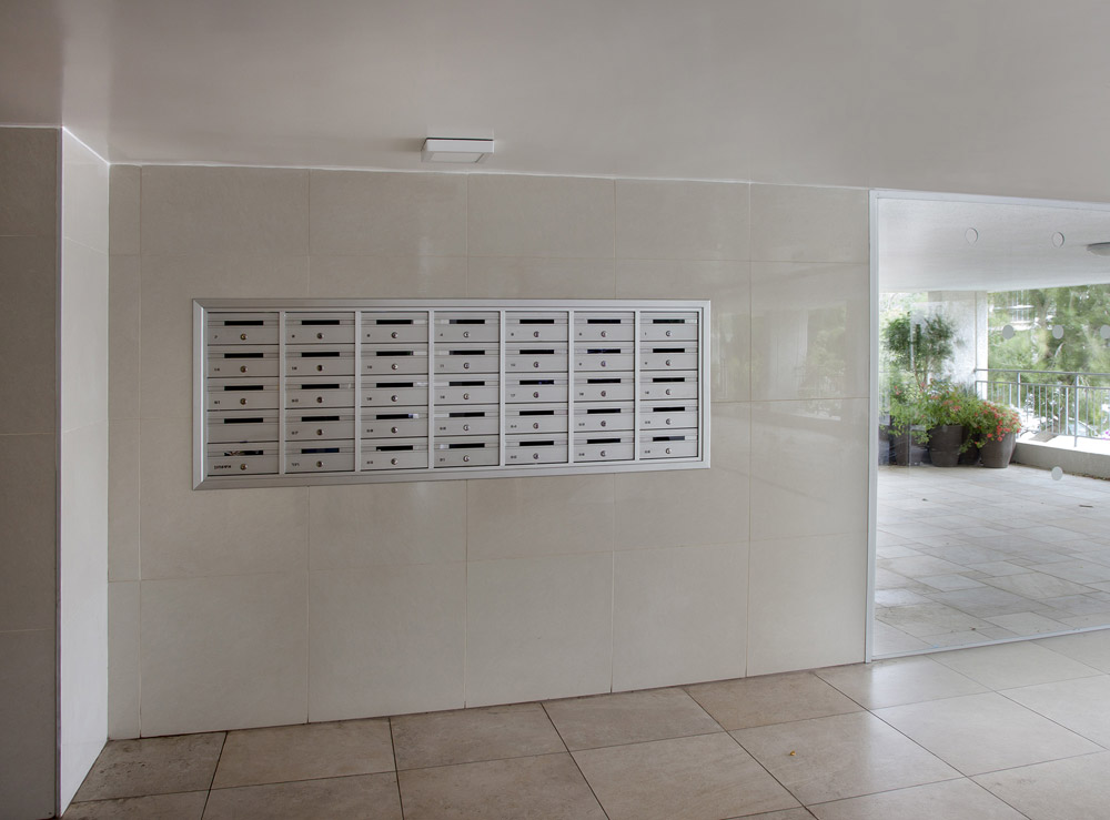 מערכת תיבות דואר חד צדדית על הקיר