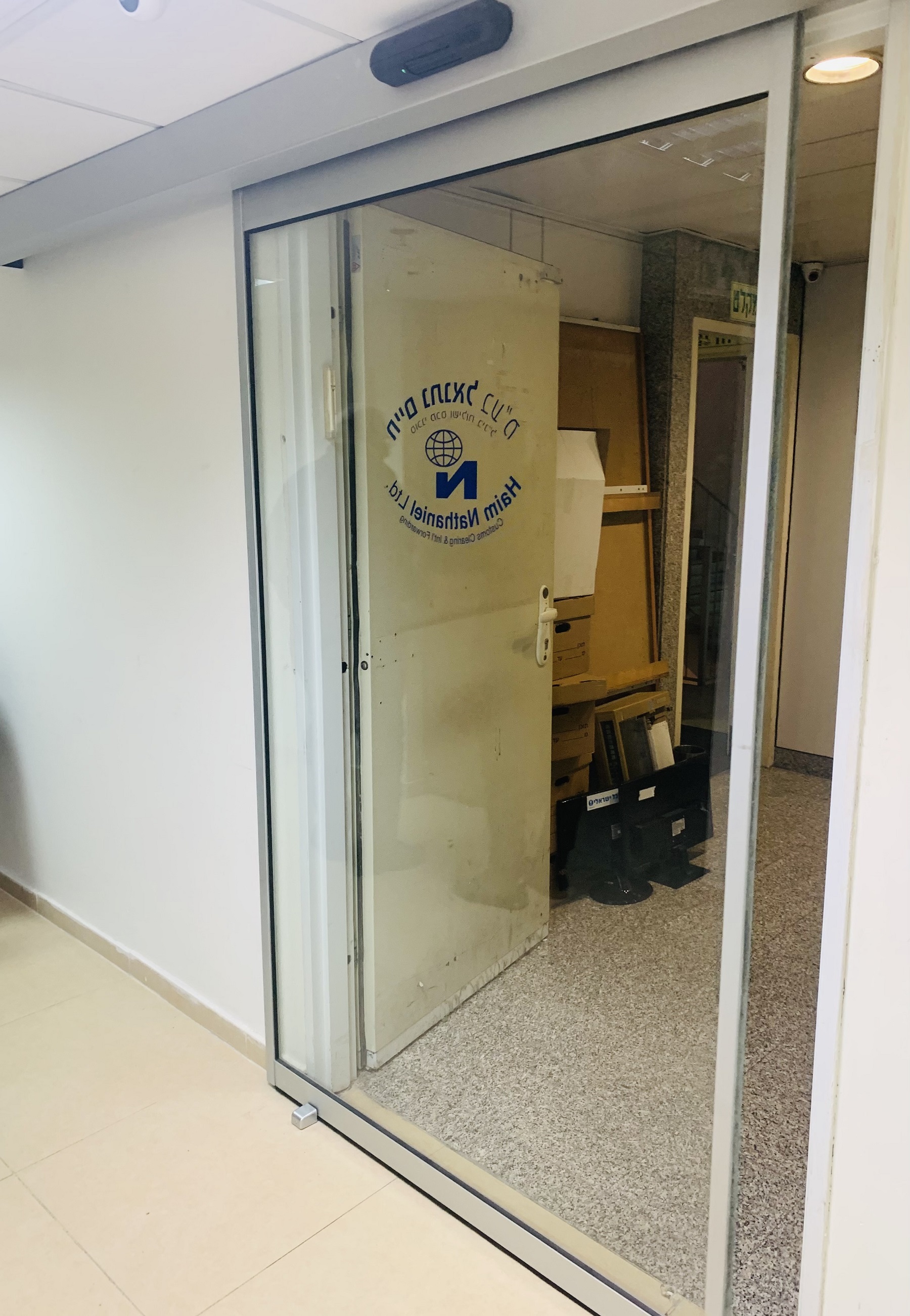דלת כניסה חשמלית - בניין משרדים בתל אביב