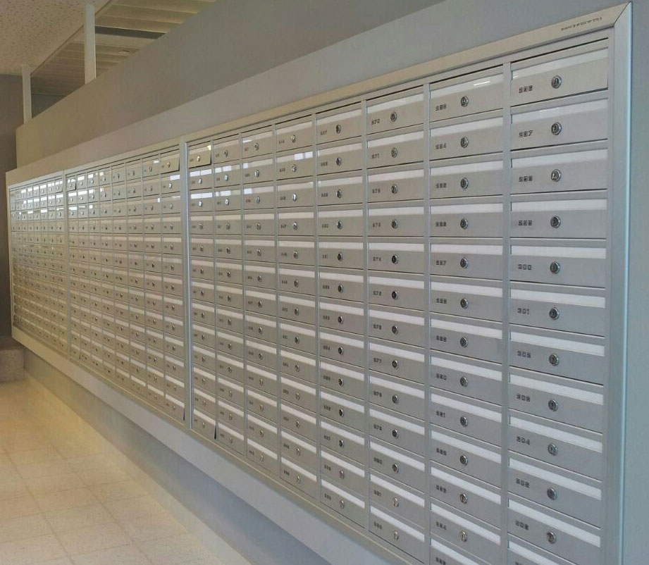 מערכת תאי דואר דו צדדית עם הדפסת שמות לאורך התא, הלבשה מסביב, מיועד לתוך קיר או נישה.