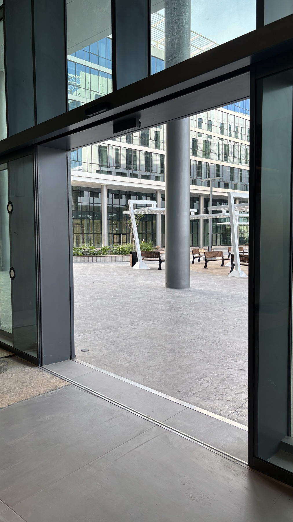 דלת הזזה אוטומטית דו-כנפית