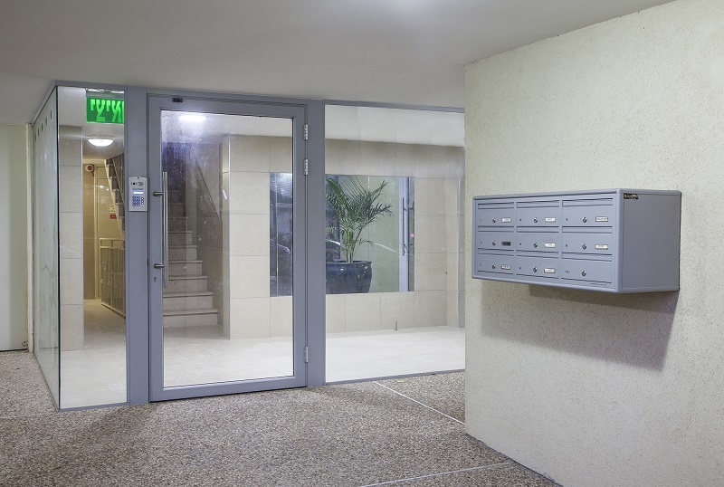 דלת כניסה ותיבות דואר על קיר חיצוני